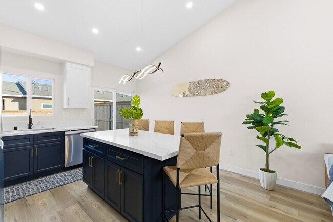 Building Photo - 436 Date Ave