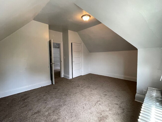 Building Photo - 1 Bed/1 Bath 3rd Floor Unit in Wilkinsburg