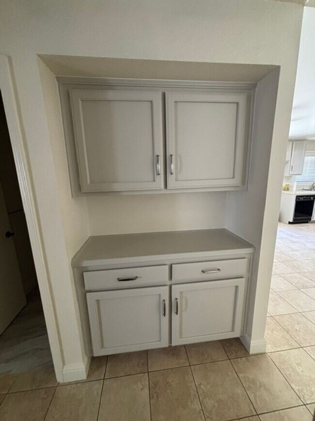 Building Photo - Clean 3 Bedroom / 2 Bathroom home near Stockdale High School, Recently Renovated!