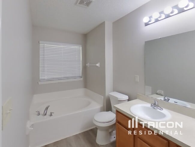 Building Photo - 2877 Centerwood Dr N