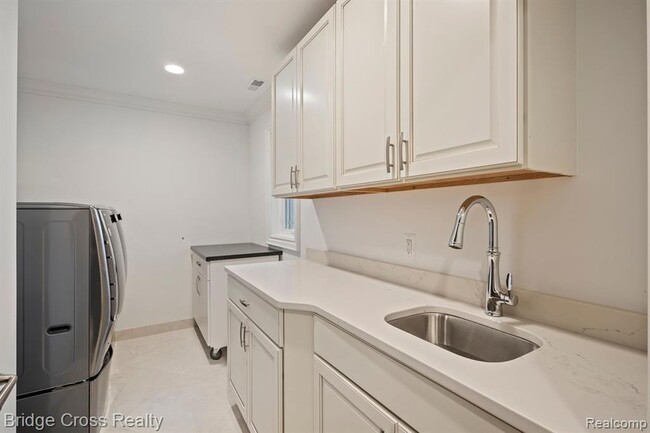 Building Photo - 5820 Lakeview St