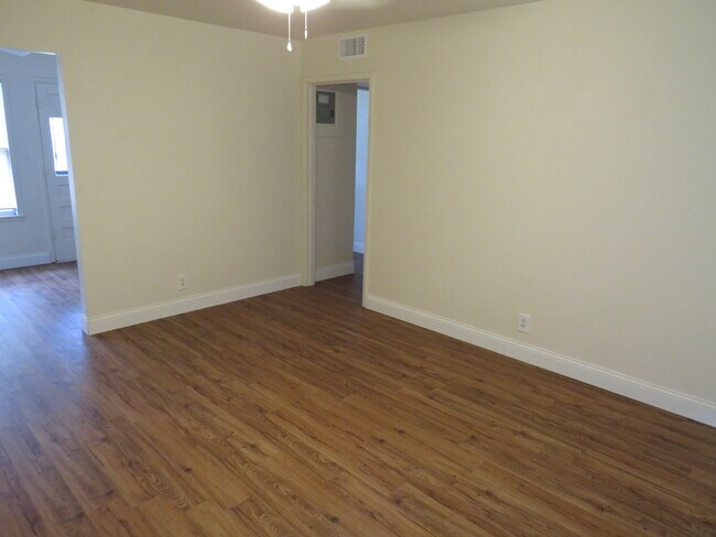 Building Photo - 419 Anton Dr