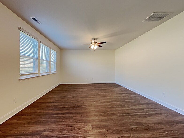 Building Photo - 1124 Bentley Pl