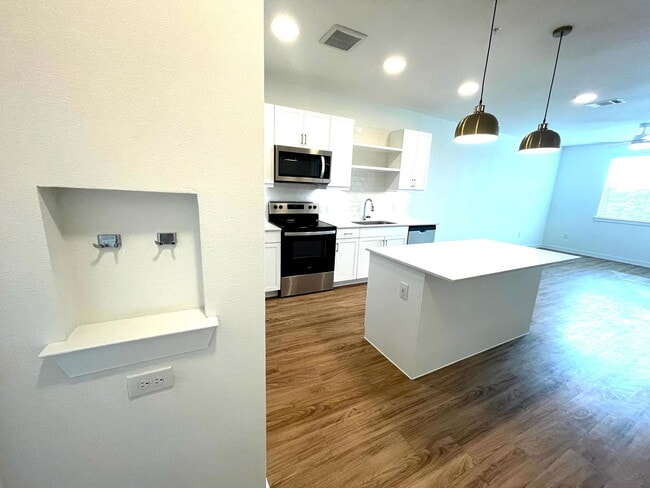 Building Photo - 1101 Abbeyglen Castle Dr