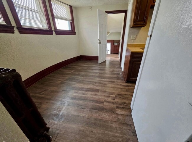 Building Photo - Racine Cozy 1BR / 1BA Apartment | Off-Street Parking + Appliances +  Walk-In Shower