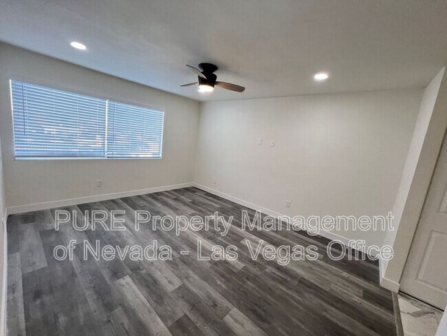 Building Photo - 1405 E Vegas Valley Dr