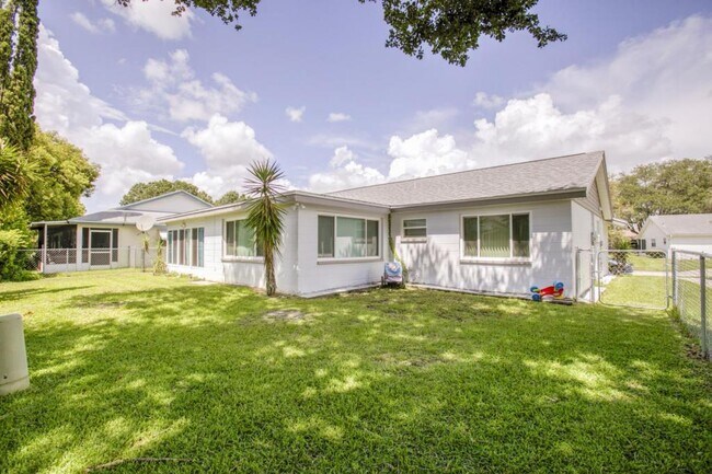 Building Photo - 12111 Meadowbrook Ln