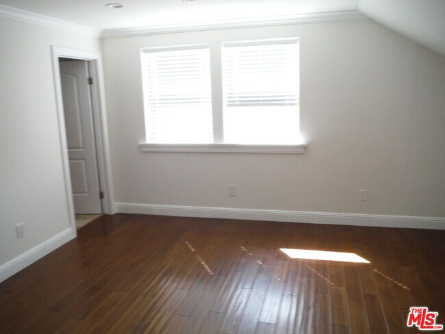 Building Photo - 1821 W 12th Pl