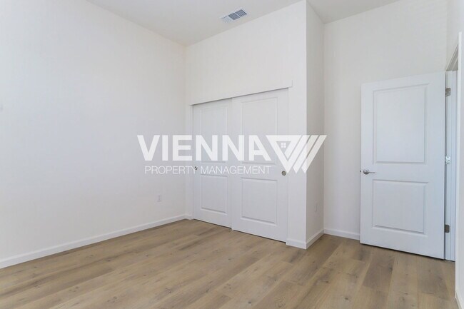 Building Photo - 8084 Quiet Knolls Dr