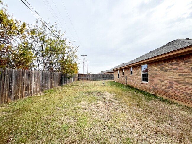 Building Photo - 1213 Cinch Dr