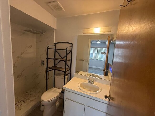 Building Photo - Gorgeous, Completely Remodeled 2/2.5 Condo in Sandlewood Creek- Winter Park!