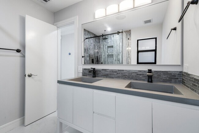 Building Photo - 3432 Pine Haven Cir