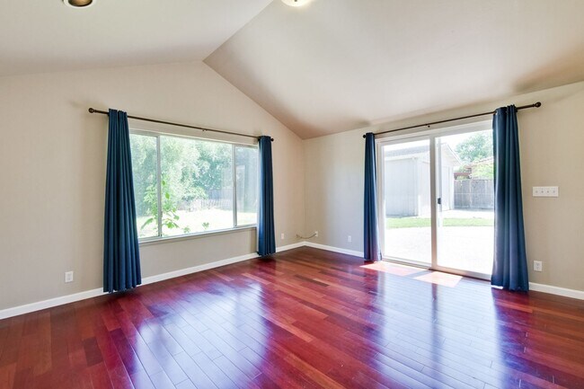 Building Photo - Large single family 4 Bed, 2 1/2 Bath Home...
