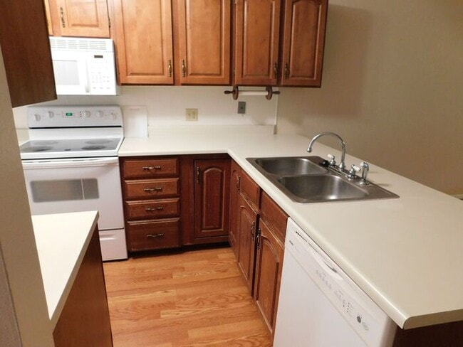Building Photo - 2 Bed 1.5 Bath Townhome!