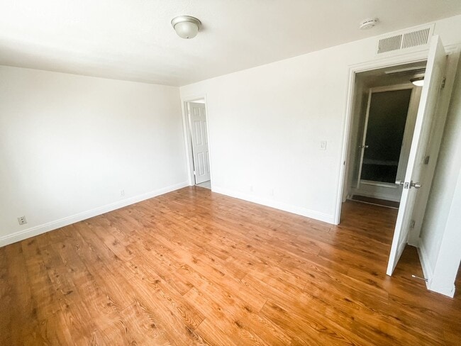 Building Photo - 5 bed/3 bath home in the heart of Spring Valley!