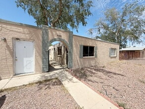 Building Photo - Fully Remodeled 2-Bedroom Townhome in Prim...
