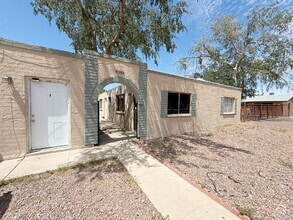 Building Photo - Fully Remodeled 2-Bedroom Townhome in Prim...