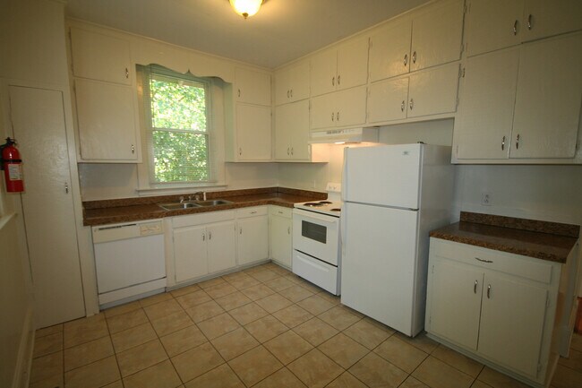 Building Photo - 1306 W Chapel Hill St