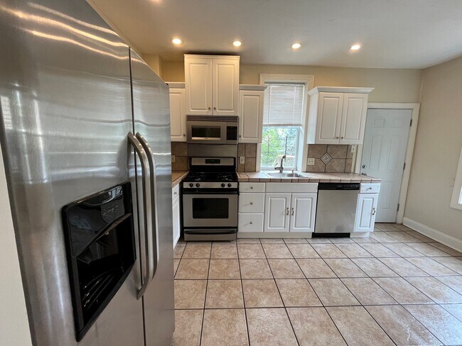 Building Photo - 350 Ophelia St