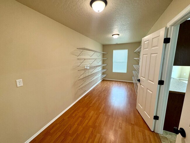 Building Photo - Spacious 5-Bedroom Home with 3-Car Garage in Nampa