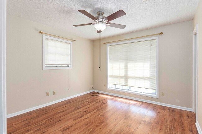 Building Photo - 101 Wakefield Dr