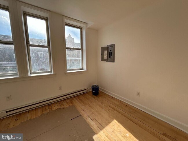 Building Photo - 2823 W Girard Ave