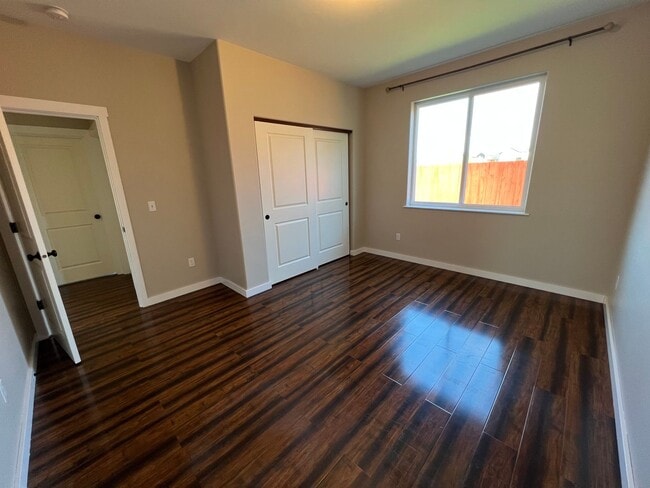 Building Photo - Modern 3 Bedroom Home