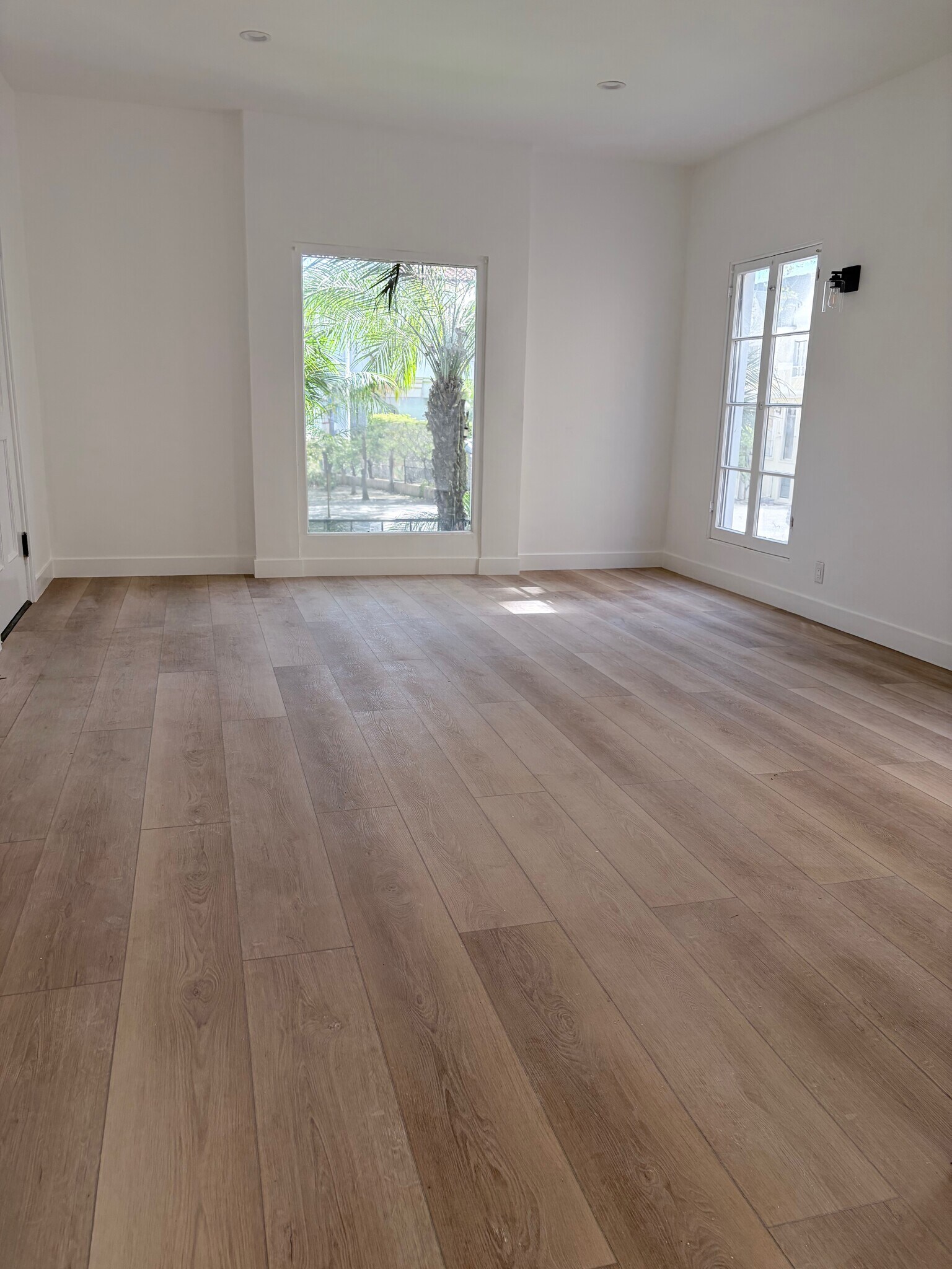 Building Photo - 205 S Arnaz Dr