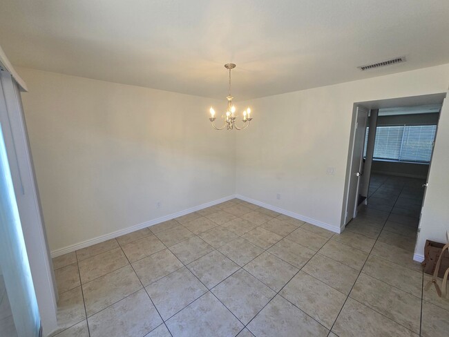 Building Photo - Beautifully renovated 3 Bed, 2 Bath condo!