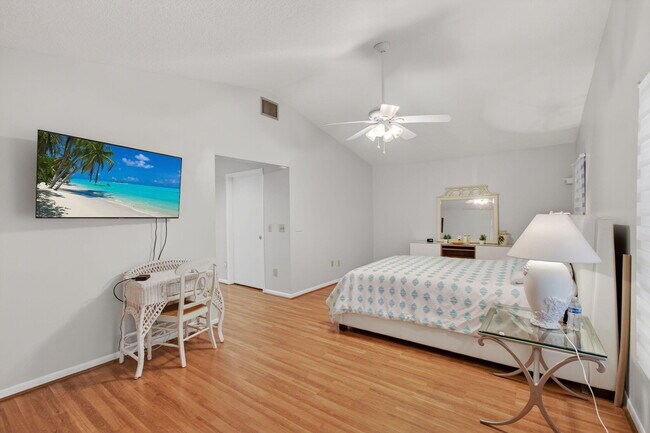 Building Photo - 2925 Riviera Dr