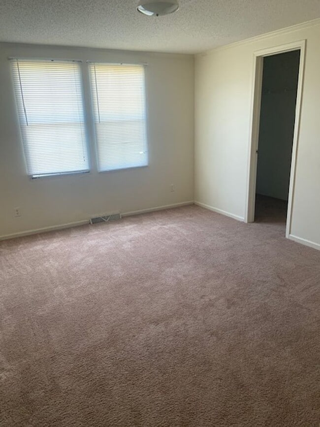 Building Photo - Single Family