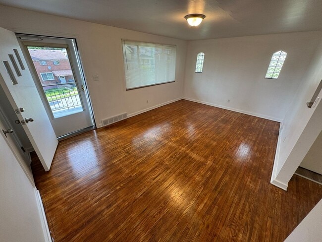 Building Photo - Updated 2-Bedroom 1-Bath Ranch House, GORG...