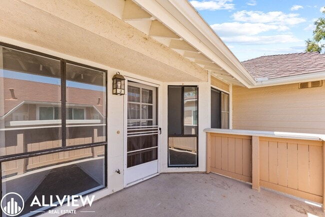 Building Photo - Updated 2 Bed, 1.5 Bath Condo in Gated Crosspointe Village
