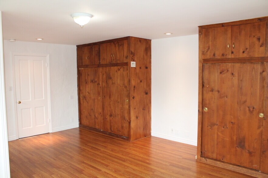 Building Photo - 530 E Grinnell Dr