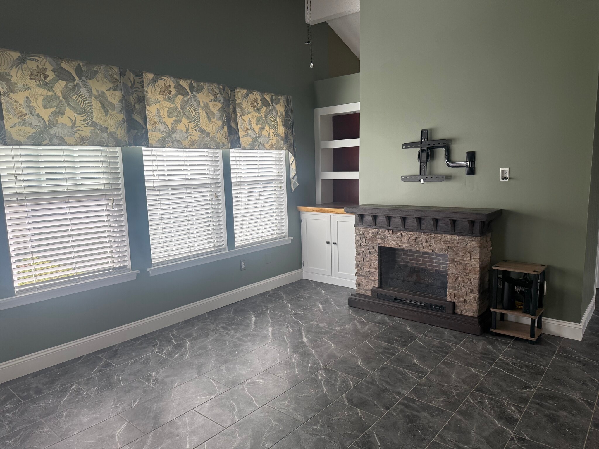 Living room - 203 Lyons Cove Dr
