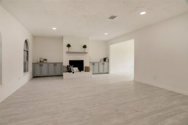 Building Photo - 7926 Windy Creek Dr