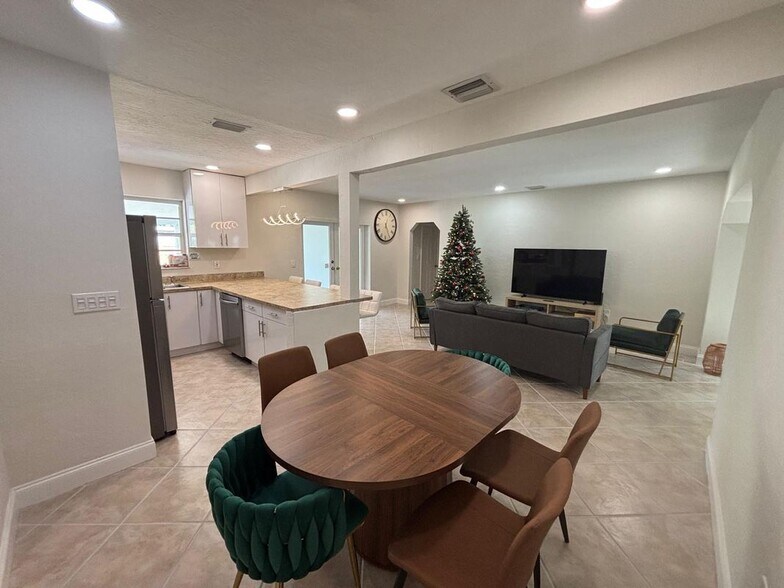 Building Photo - 1931 Mayo St