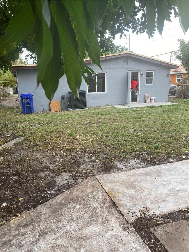 Building Photo - 2122 NW 5th St