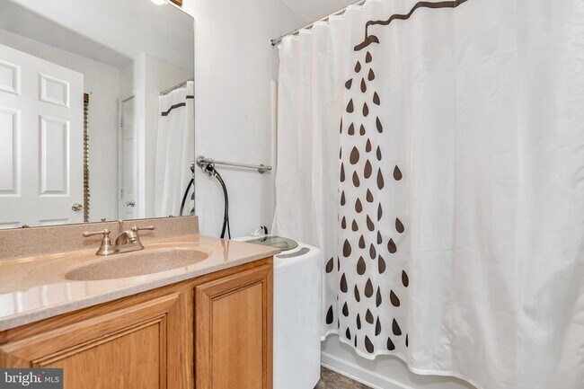 Building Photo - 465 Woodstock Ln