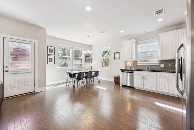 Building Photo - Modern 3-Bed, 2.5-Bath Home with Fenced Ya...