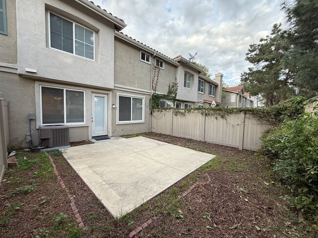 Building Photo - $675 Off First month's Rent - Cute Townhom...