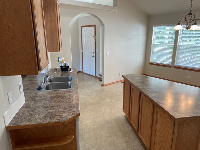Building Photo - Beautiful 3 bed/2 bath rancher style home in Post Falls Idaho! Apply today!