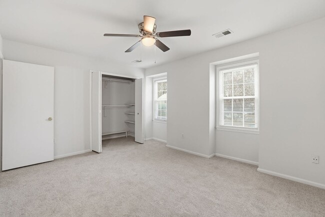Building Photo - Welcome home to this charming three-level townhouse in the heart of Springfield!