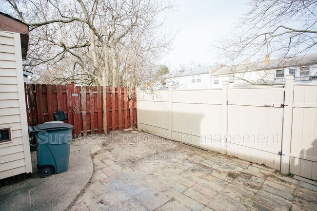 Building Photo - 16 Radnor Ct