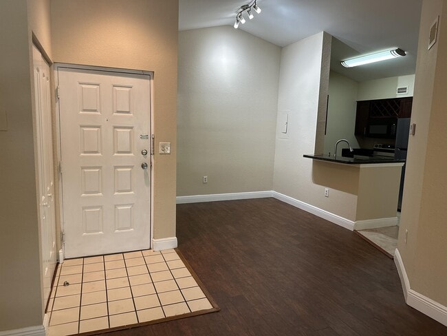 Building Photo - 2831 N Oakland Forest Dr