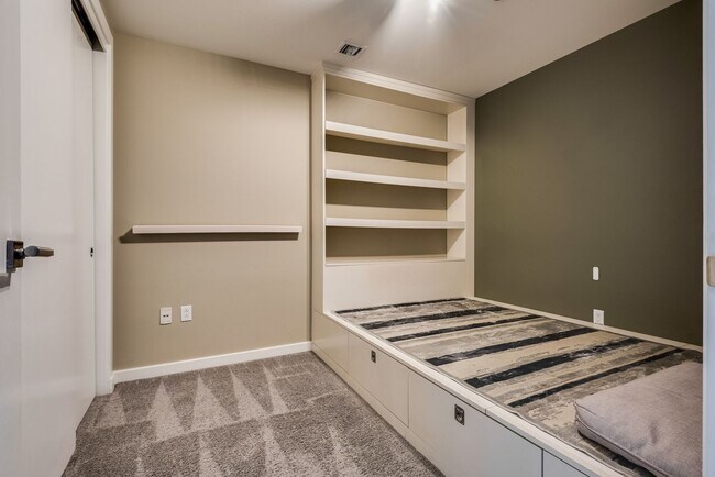 Building Photo - The Martin 1607-City/Strip Views from this...