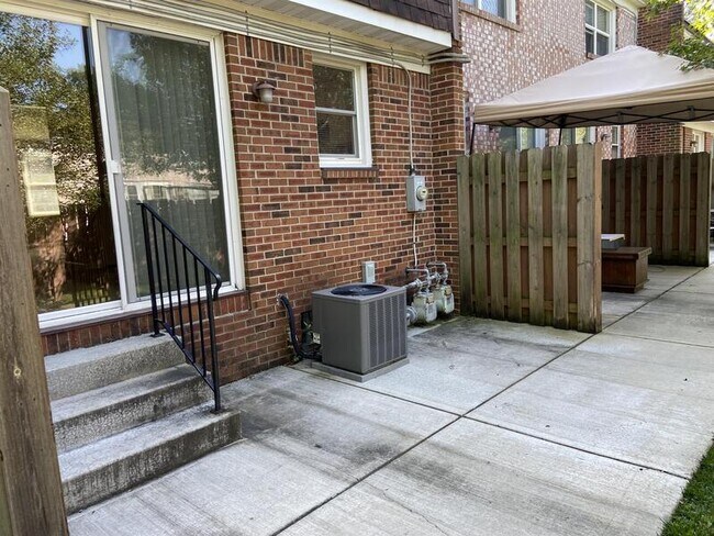 Building Photo - 127 Creekside Dr