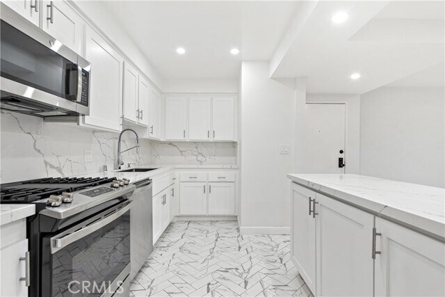 Building Photo - 15215 Magnolia Blvd