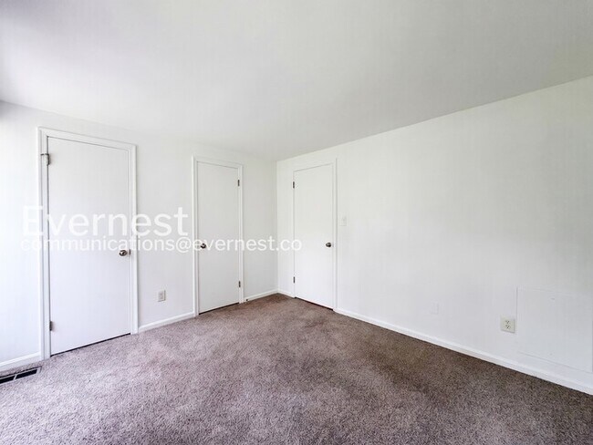 Building Photo - 2 Bed/2 Bath Town Home with Modern Amenities / Vouchers Accepted / Available Now!