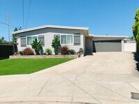 Building Photo - STUNNING 5BD/3BA RESIDENCE IN SERRA MESA! ...